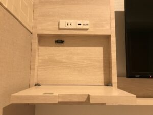 ベッセルイン千葉駅前 スタンダードシングル テレビ横 HDMI端子とACコンセント、プレーヤー置き台があります