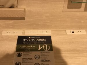 ベッセルイン千葉駅前 スタンダードシングル デスク上 ACコンセントと照明のスイッチ、有線LANポートがあります