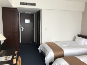 京成ホテルミラマーレ モデレートツイン 窓側から入り口方向を撮影