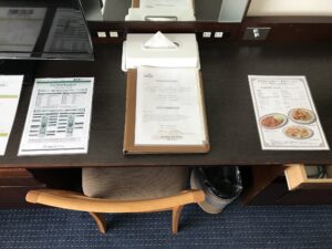 京成ホテルミラマーレ モデレートツイン デスク回り ACコンセントと有線LANコネクタ、デスク照明のスイッチがあります