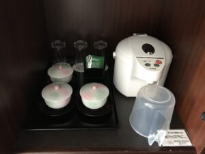 京成ホテルミラマーレ モデレートツイン クローゼット上 電気ポットとグラス、湯飲み茶わんがあります