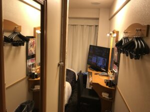 アパホテル 高崎駅前 シングル 入り口から窓方向を撮影