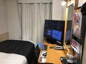 アパホテル 高崎駅前 シングル 入り口から窓方向を撮影
