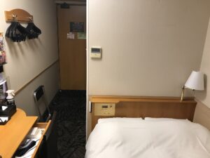 アパホテル 高崎駅前 シングル 窓から入り口方向を撮影