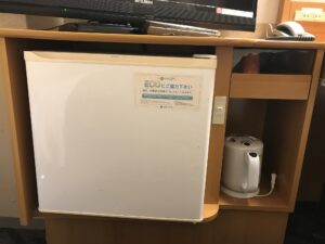 アパホテル 高崎駅前 シングル デスク下 冷蔵庫と紙コップ、電気ポットがあります