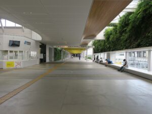 JR山陽本線 新山口駅 東西自由通路 手前が在来線改札口 奥が新幹線改札口