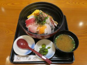 ちょっと贅沢海鮮丼 魚鮮水産にて