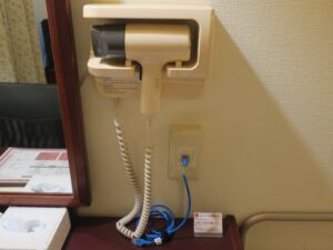 山口 湯田温泉 ホテルニュータナカ シングルルーム デスク回り ドライヤーと有線LANコネクターがあります