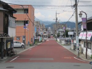 JR山口線 湯田温泉駅 駅前の道路 ここをまっすぐ行くと湯田温泉があります