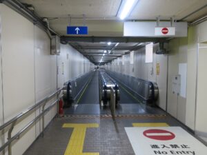 JR山陽本線 新下関駅 新幹線と在来線の連絡通路のムービングウォーク