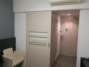 天然温泉間門の湯 ホテルドーミーインPREMIUM下関 ダブルルーム 窓側から入口方向を撮影