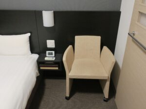 天然温泉間門の湯 ホテルドーミーインPREMIUM下関 ダブルルーム ベッド脇の椅子