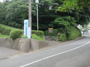 火の山ロープウェイへの歩道 ここを左に曲がると階段があります