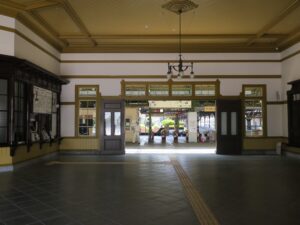 JR鹿児島本線 門司港駅 駅舎内部 改札口方向を撮影