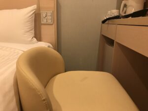 相鉄フレッサイン東京田町 ダブルルーム ベッドのデスクの間は激狭です