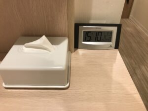 相鉄フレッサイン東京田町 ダブルルーム デスク右 ティッシュと目覚まし時計があります