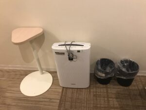 相鉄フレッサイン東京田町 ダブルルーム サイドテーブルと加湿空気清浄機、ごみ箱が備え付けです