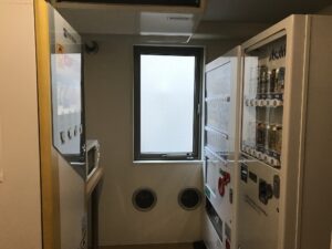 相鉄フレッサイン東京田町 8階 自動販売機と電子レンジ