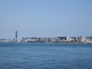 門司側から見た下関市街地 下関ゆめタワーや海響館、唐戸市場が見えます