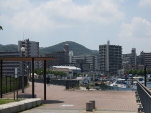 門司 ノーフォーク広場から門司港レトロエリアに向かう遊歩道 ここで港が見えてきます