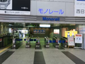 北九州モノレール 小倉駅 改札口 SUGOCA、Suica、PASMOなどの交通系ICカード対応の自動改札機が並びます