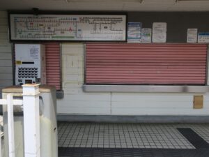 JR日田彦山線 志井公園駅 駅舎 自動券売機はあるもののSUGOCA非対応なのでICカードリーダーはありません