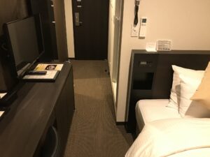 ホテルシュランザCHIBA スーペリアシングル 窓から入口方向を撮影