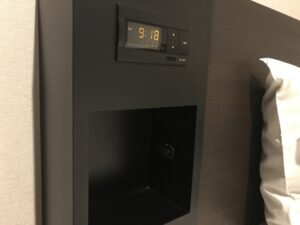 ホテルシュランザCHIBA スーペリアシングル 枕元の目覚まし時計とACコンセント