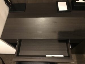 ホテルシュランザCHIBA スーペリアシングル デスク上と引き出し 照明とメモ、ティッシュがあります 引き出しの中に非常灯があります