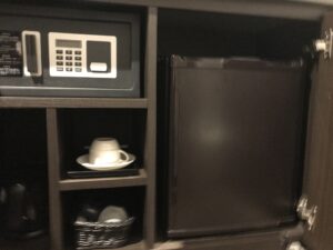 ホテルシュランザCHIBA スーペリアシングル 液晶テレビの下 金庫と電気ケトル、コーヒーカップ、ドライヤー、冷蔵庫があります