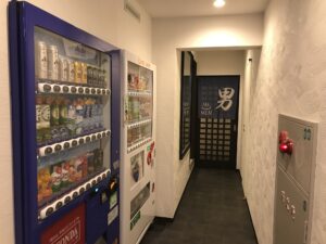 ホテルシュランザCHIBA 地下1階 大浴場と自動販売機