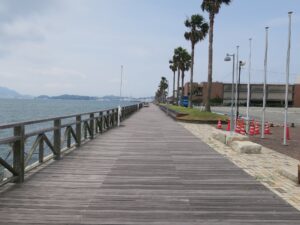 下関 唐戸市場 周辺 木製デッキの遊歩道