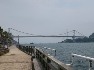 下関 唐戸市場 遊歩道から見える関門大橋
