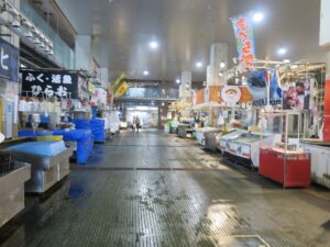 下関 唐戸市場 内部 閉まっているお店が多いです