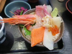 からと御膳 ハーフサイズの海鮮丼 カモンワーフ 瓦そば藤屋にて
