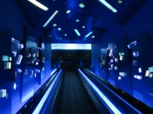 下関市立しものせき水族館 海響館 順路通りに行くと、エスカレーターを上に行きます