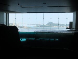 下関市立しものせき水族館 海響館 水槽の先には関門大橋が見えます