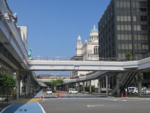 下関駅前のペテストリアンデッキのある通り 大丸・シーモールなどのショッピングモールやビジネスホテルが立ち並びます