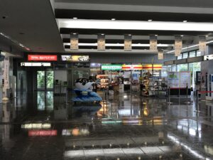 山口宇部空港 国内線ターミナル 到着ロビー前 コンビニとリムジンバスの自動券売機があります