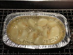 にんにくのオイル焼き 焼いているところ ザ・グランドスパ南大門にて