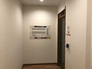 新習志野駅前 天然温泉 湯~ねる カプセルルーム 湯~ねるキャビン 入り口 下駄箱の鍵をタッチしないと入れません