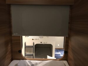 新習志野駅前 天然温泉 湯~ねる カプセルルーム 湯~ねるキャビン キャビン内から外を見る