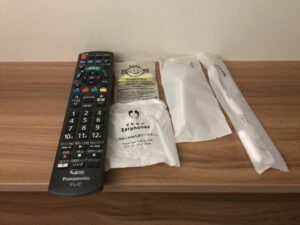 新習志野駅前 天然温泉 湯~ねる カプセルルーム 湯~ねるキャビン テレビのリモコンと歯ブラシ・剃刀・耳栓・イヤホン