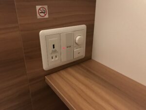 新習志野駅前 天然温泉 湯~ねる カプセルルーム 湯~ねるキャビン ACコンセント・USBポート・換気扇と明かりのスイッチ