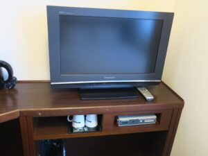 榛名の湯 ドーミーイン高崎 シングルルーム 液晶テレビとマグカップ