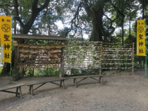 秩父市 聖神社 奉納された絵馬とおみくじ