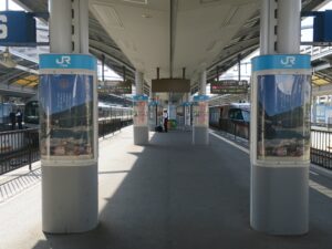 JR予讃線 高松駅 6番線・7番線 6番線は主に瀬戸大橋線で岡山方面に行く列車が発着します 6番線は主に予讃線で多度津・観音寺・松山方面と、土讃線で琴平・高知方面に行く列車が発着します
