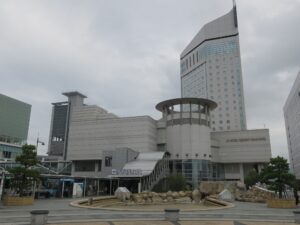 高松港 旅客ターミナルビル JRホテルクレメント高松 高松港フェリー・高速船乗り場はこの先にあります