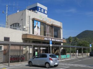 小豆島 土庄港 高松・宇野・豊島行き高速艇乗り場 切符売り場と総合案内所