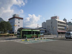 小豆島 土庄港 高速艇乗り場 切符売り場と総合案内所前ロータリー